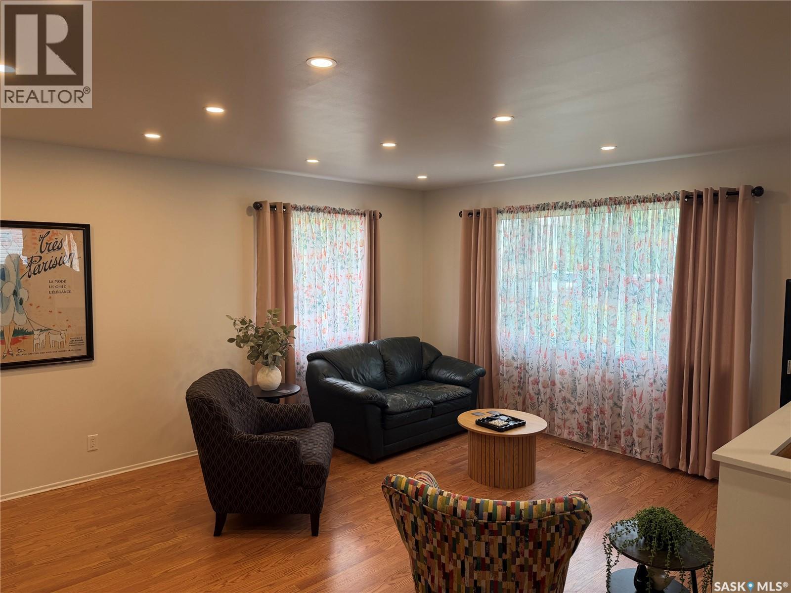 407 5Th Street E, Wynyard, SK - Indoor Photo Showing Living Room