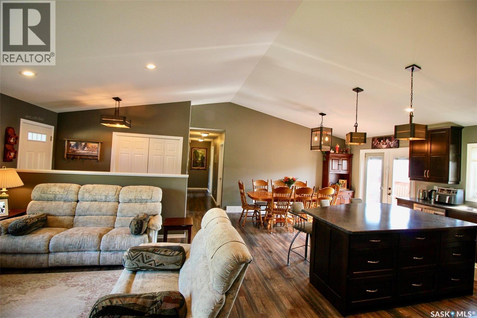300 7Th Street, Vonda, SK - Indoor Photo Showing Living Room