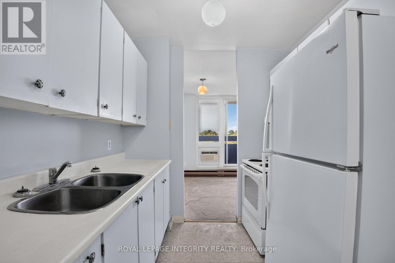 606 - 2000 Jasmine Crescent, Ottawa, ON - Indoor Photo Showing Kitchen With Double Sink