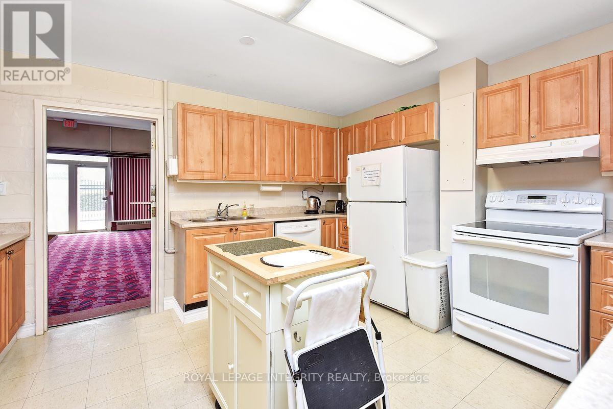 606 - 2000 Jasmine Crescent, Ottawa, ON - Indoor Photo Showing Kitchen With Double Sink