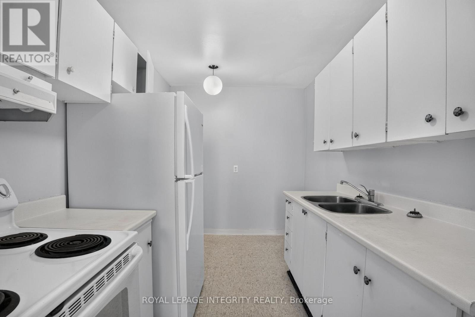 606 - 2000 Jasmine Crescent, Ottawa, ON - Indoor Photo Showing Kitchen With Double Sink