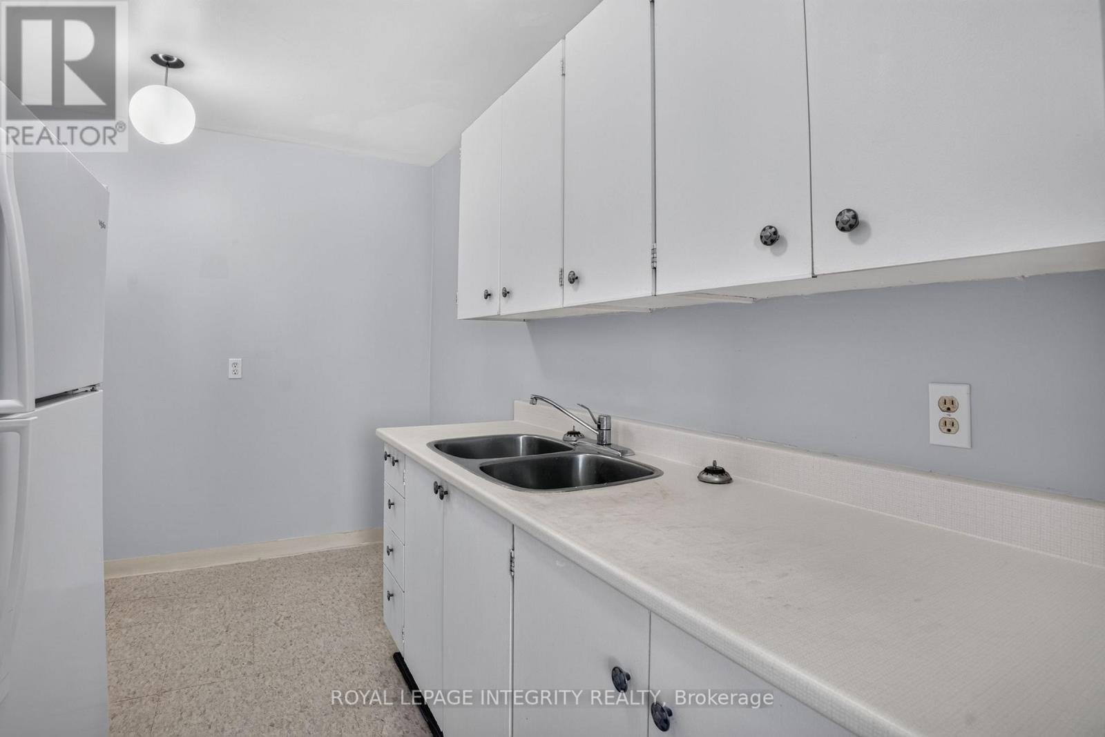 606 - 2000 Jasmine Crescent, Ottawa, ON - Indoor Photo Showing Kitchen With Double Sink