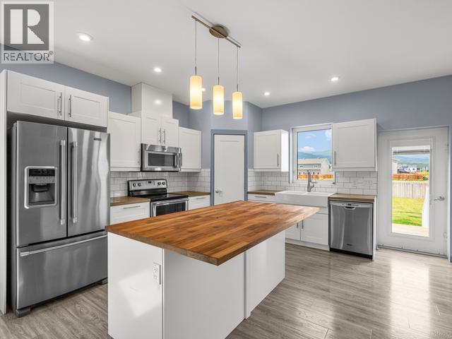 80 Iskoot Crescent, Whitehorse, YT - Indoor Photo Showing Kitchen With Upgraded Kitchen