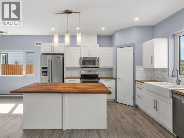 80 Iskoot Crescent, Whitehorse, YT - Indoor Photo Showing Kitchen With Upgraded Kitchen