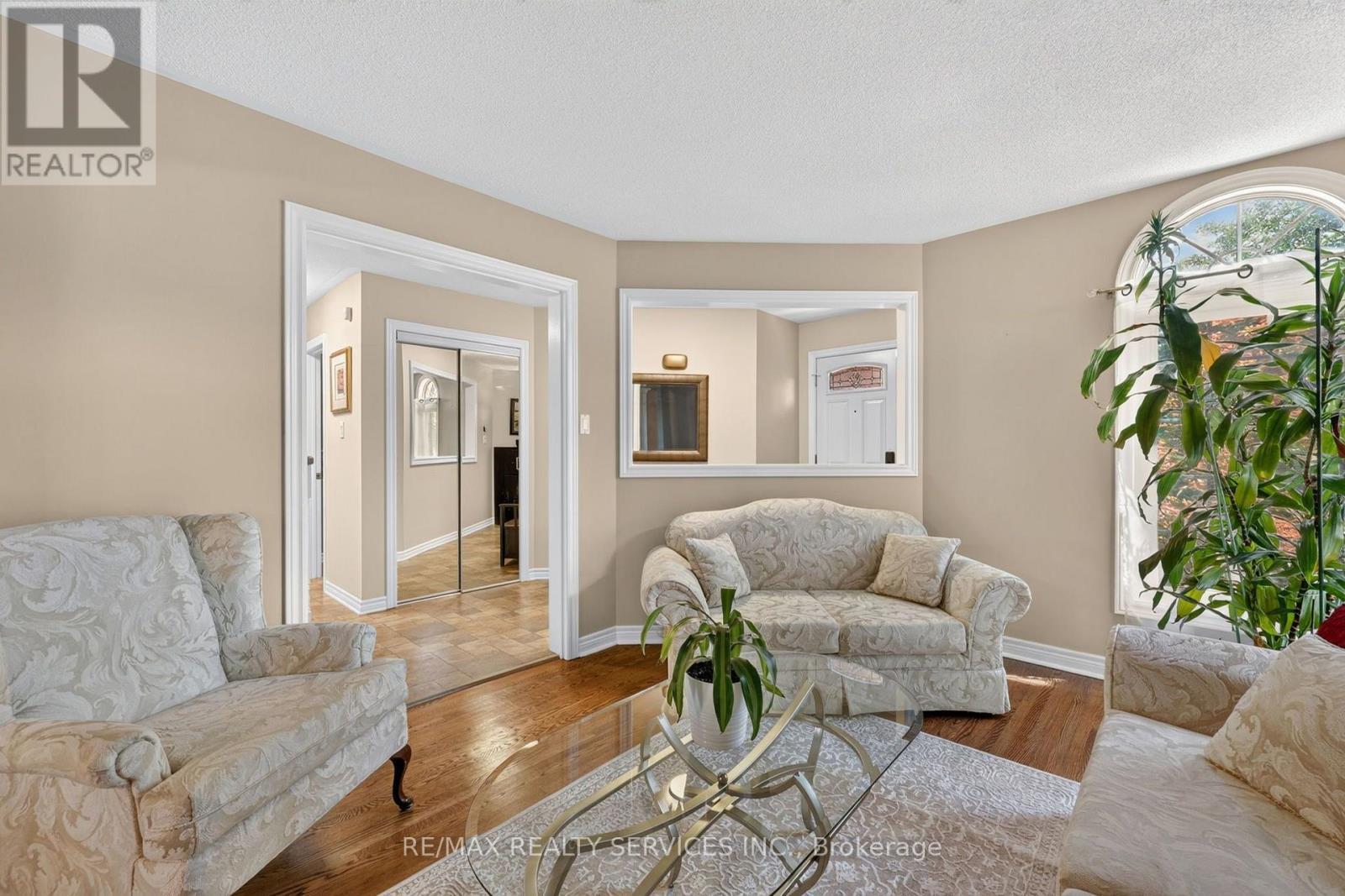1 Plummer Road, Caledon, ON - Indoor Photo Showing Living Room