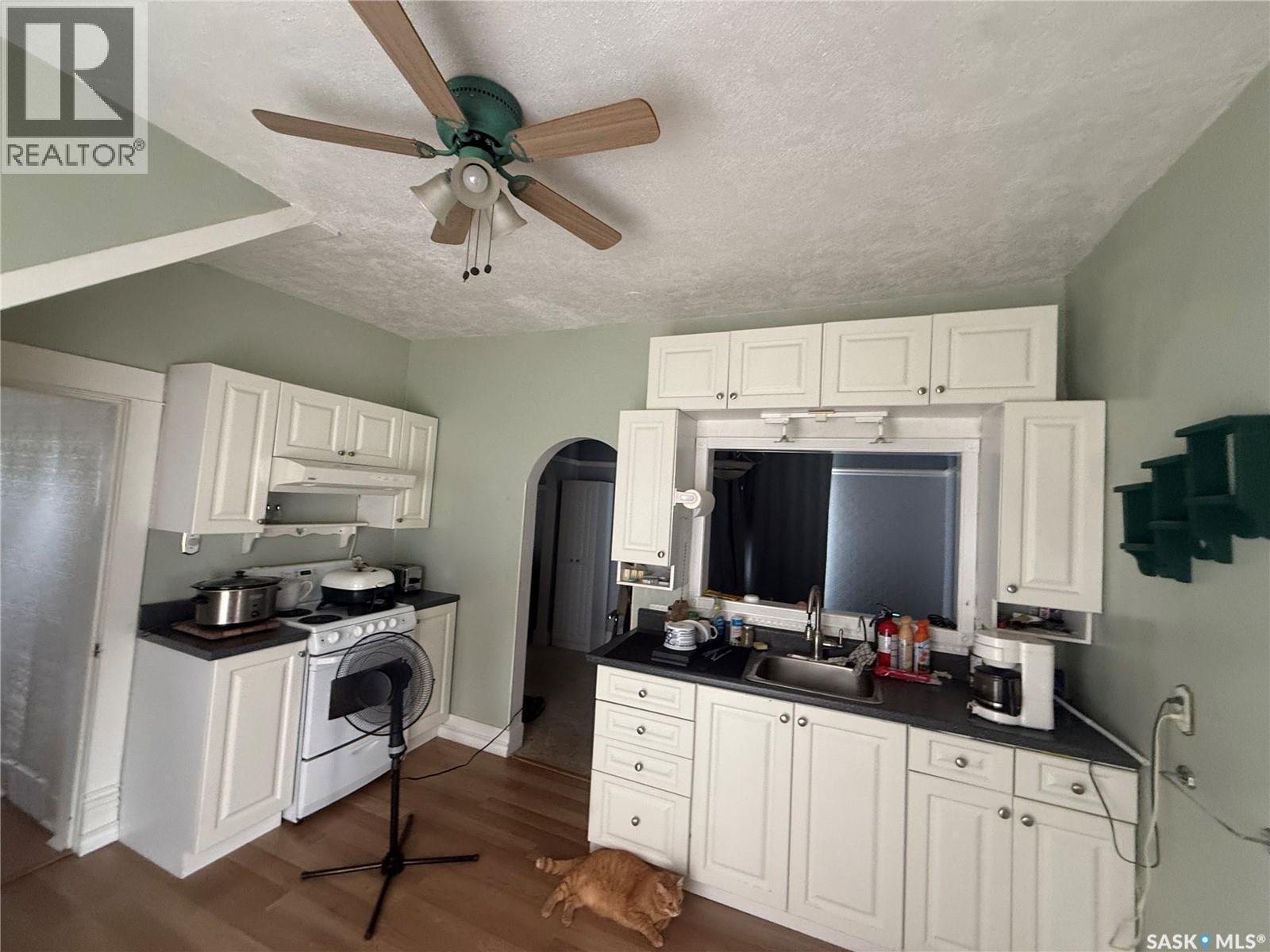 381 Main Street, Bengough, SK - Indoor Photo Showing Kitchen