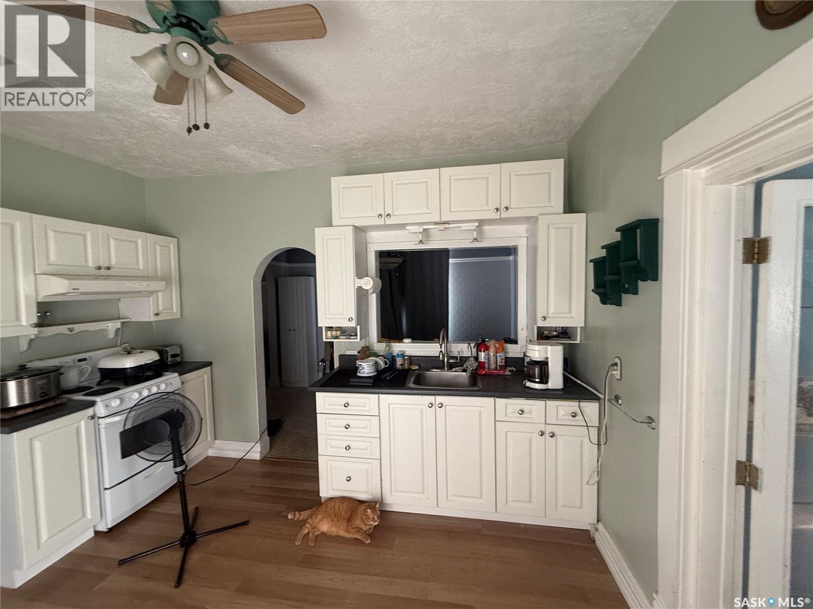 381 Main Street, Bengough, SK - Indoor Photo Showing Kitchen