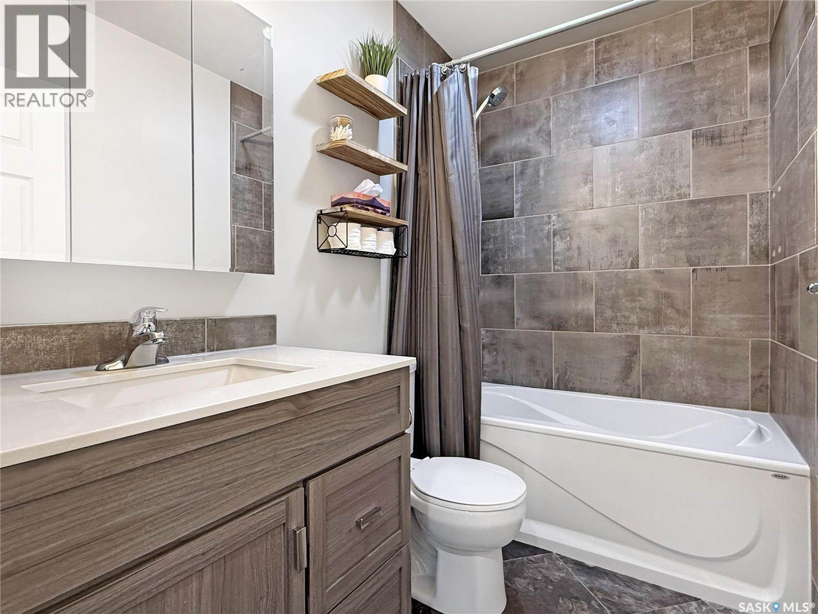 347 3Rd Avenue Se, Swift Current, SK - Indoor Photo Showing Bathroom