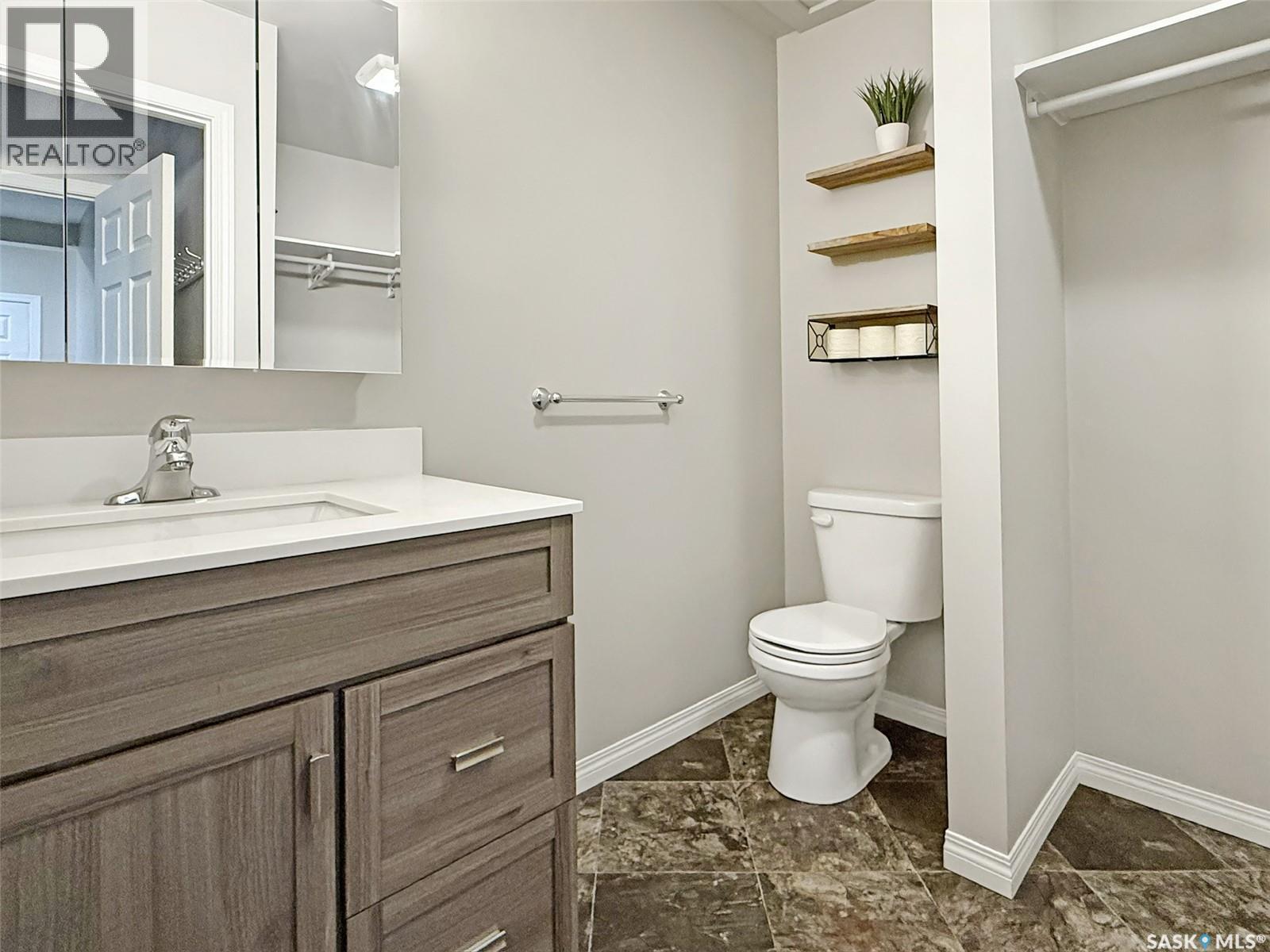 347 3Rd Avenue Se, Swift Current, SK - Indoor Photo Showing Bathroom