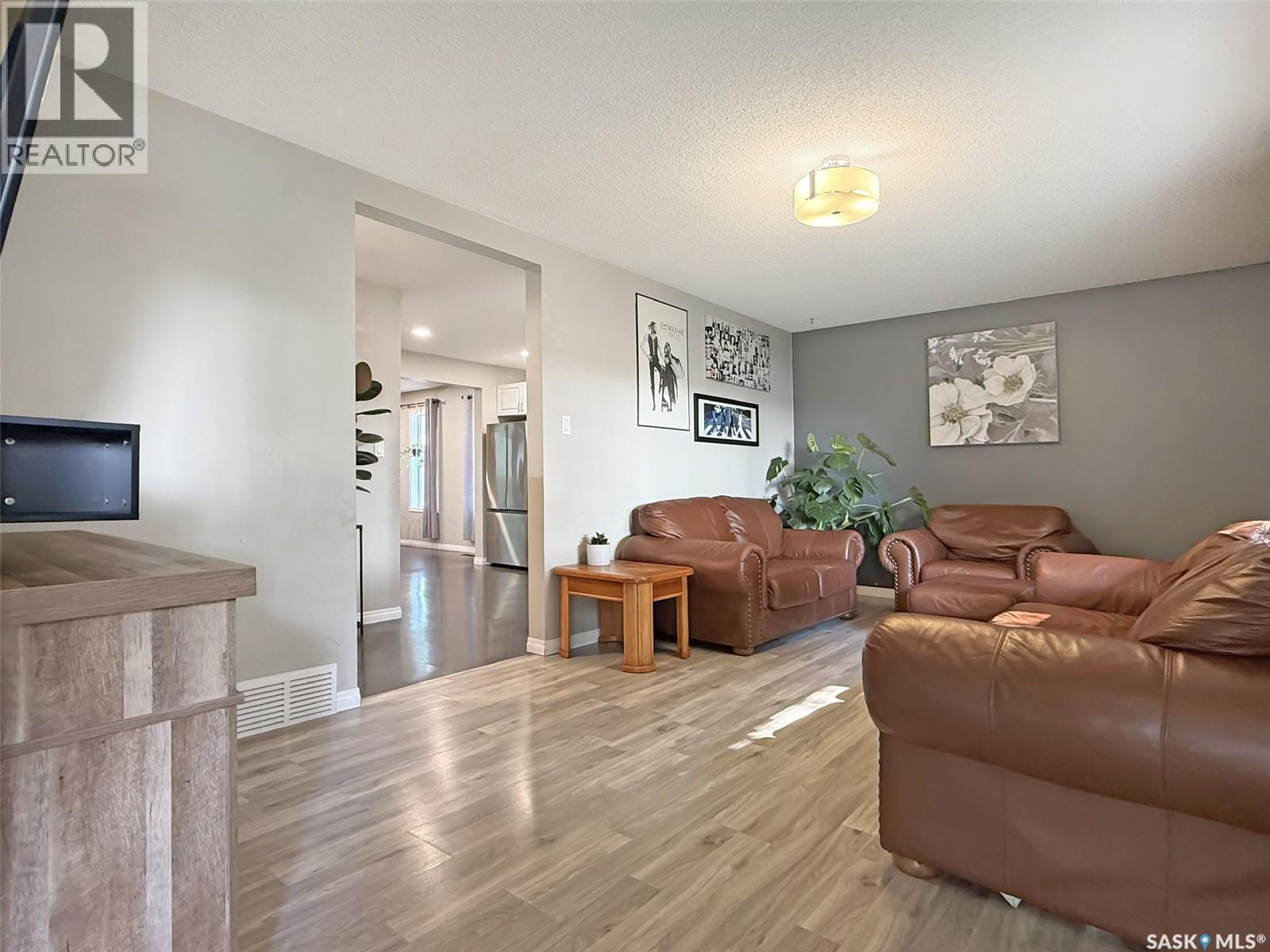347 3Rd Avenue Se, Swift Current, SK - Indoor Photo Showing Living Room