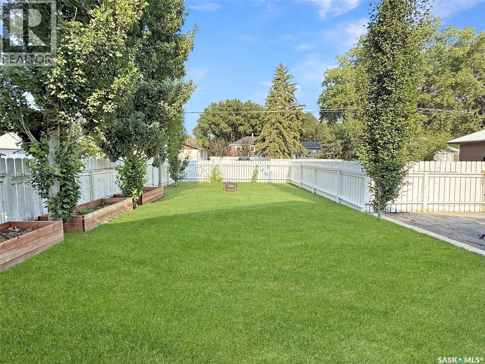 347 3Rd Avenue Se, Swift Current, SK - Outdoor With Backyard