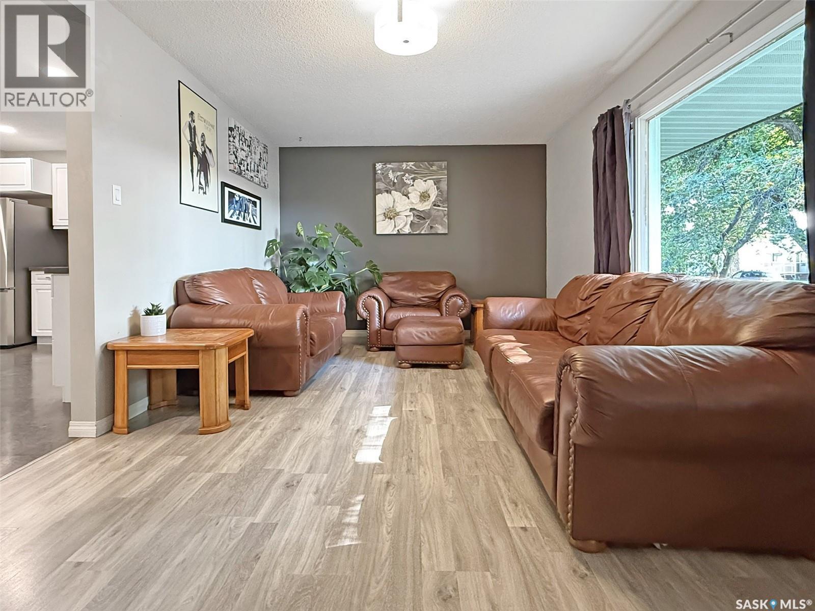 347 3Rd Avenue Se, Swift Current, SK - Indoor Photo Showing Living Room
