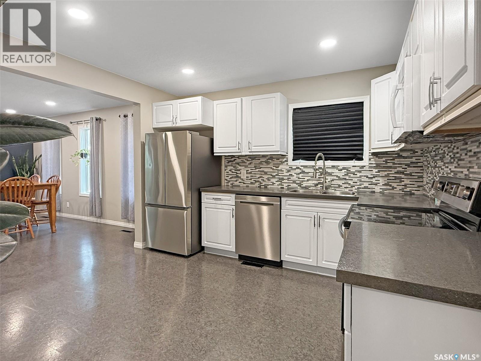347 3Rd Avenue Se, Swift Current, SK - Indoor Photo Showing Kitchen With Stainless Steel Kitchen