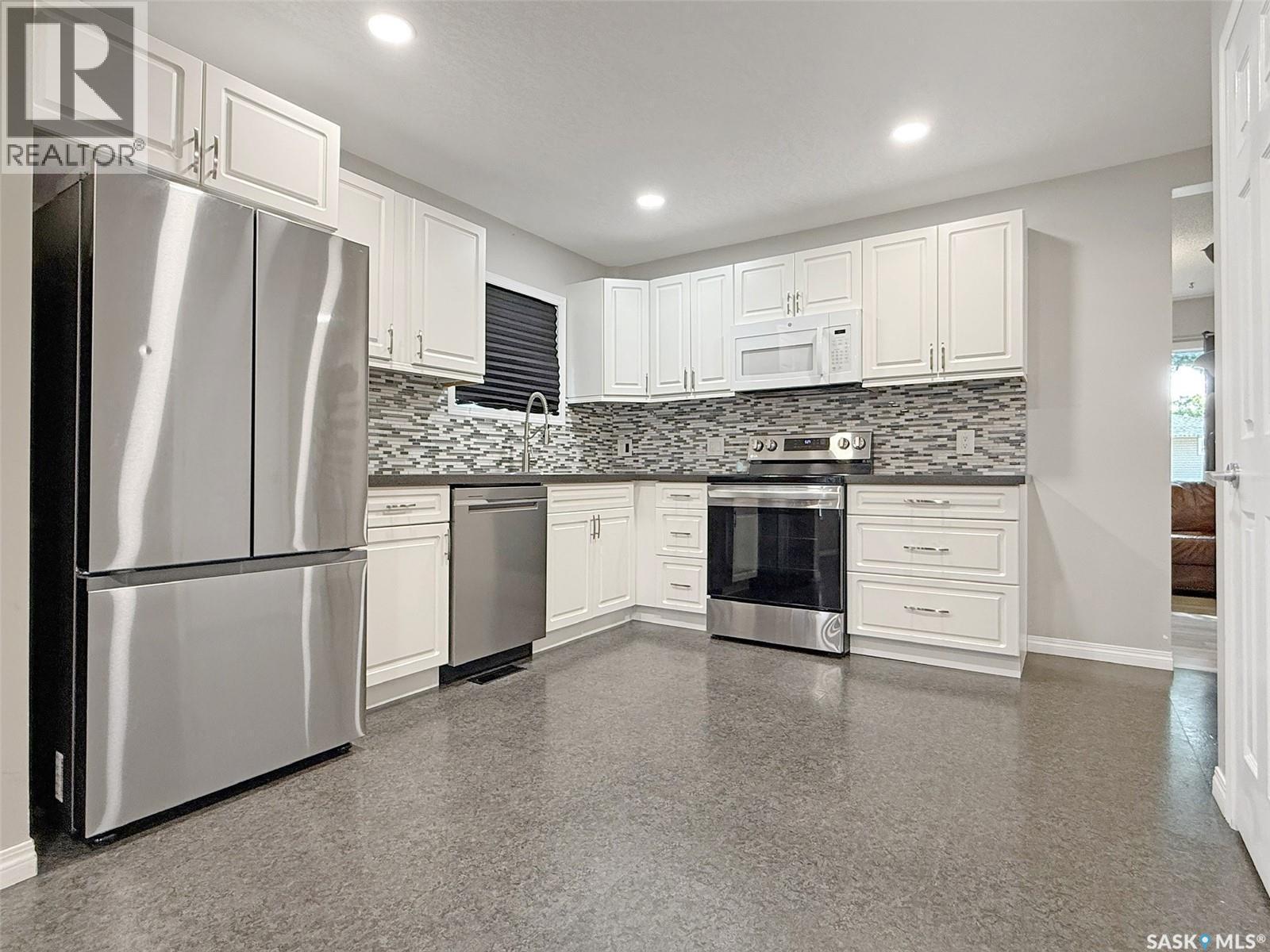 347 3Rd Avenue Se, Swift Current, SK - Indoor Photo Showing Kitchen With Stainless Steel Kitchen With Upgraded Kitchen