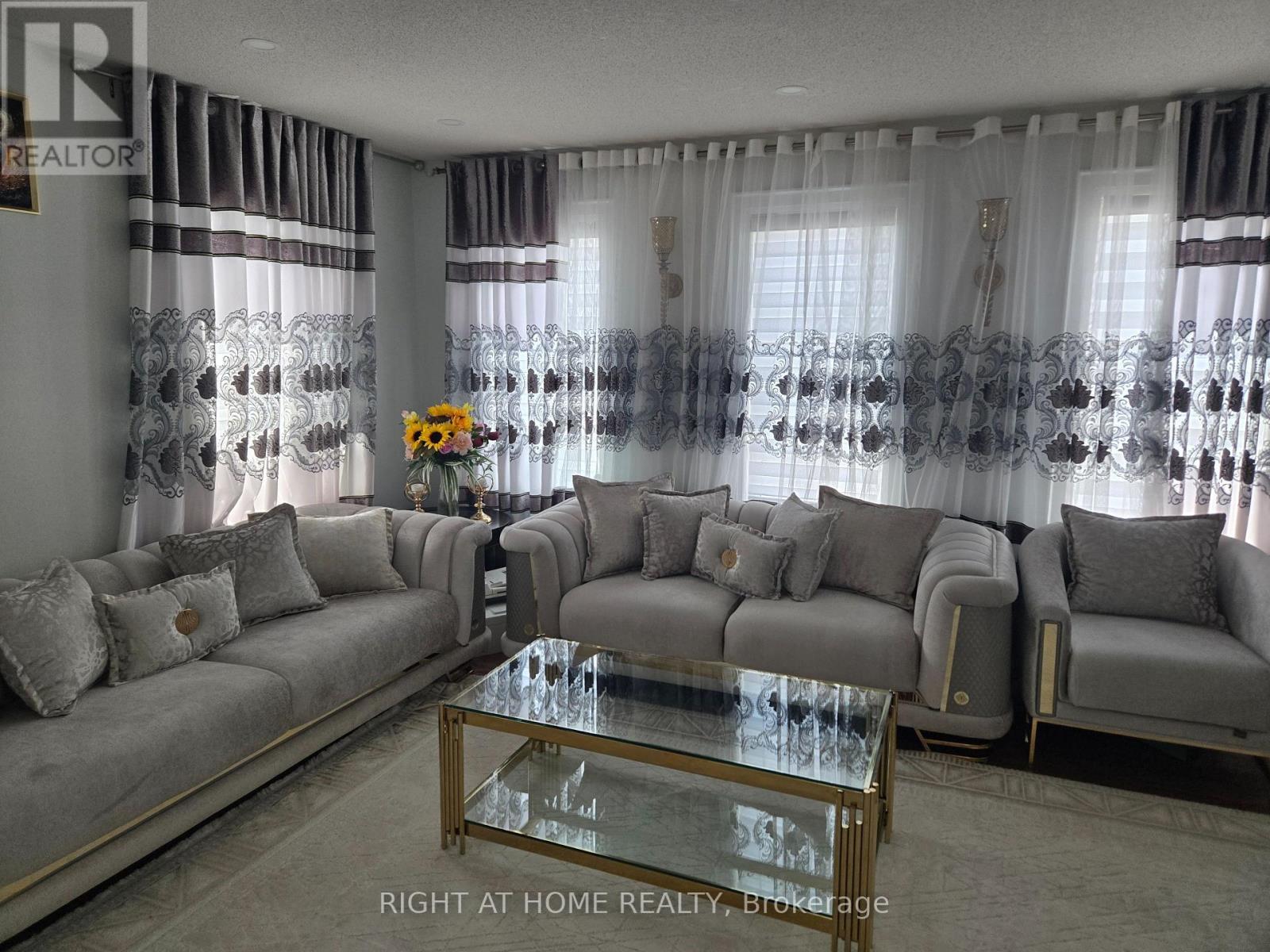 3 Wainwright Drive, Ajax, ON - Indoor Photo Showing Living Room