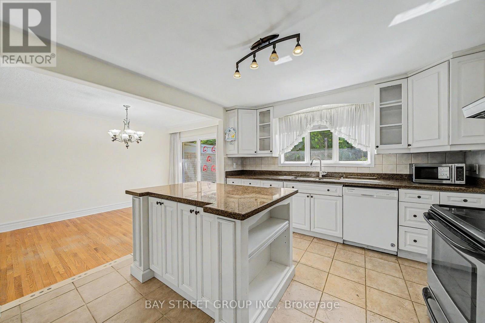 32 Alanadale Avenue, Markham, ON - Indoor Photo Showing Kitchen