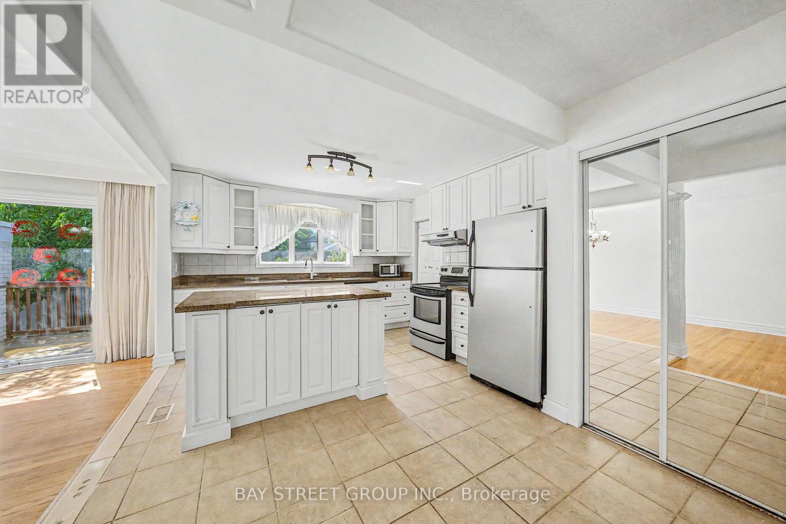 32 Alanadale Avenue, Markham, ON - Indoor Photo Showing Kitchen