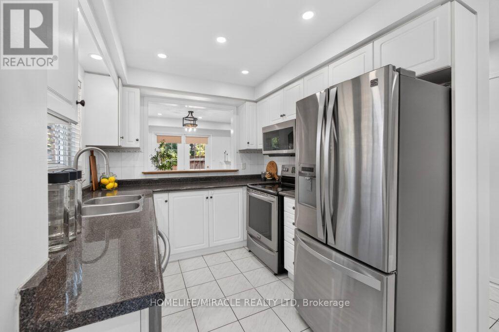 59 Dawson Crescent, Milton, ON - Indoor Photo Showing Kitchen With Double Sink With Upgraded Kitchen