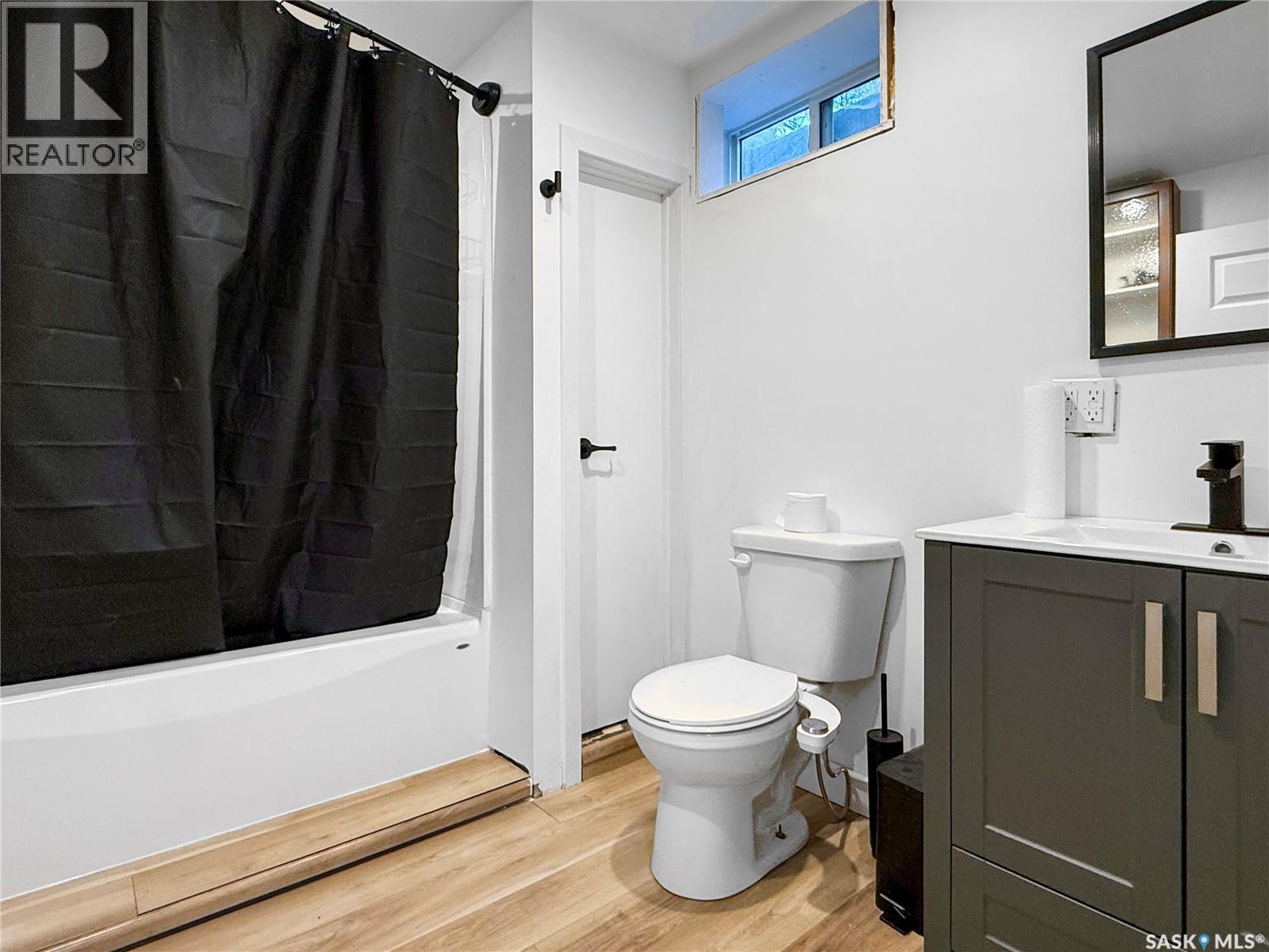 161 5Th Avenue Ne, Swift Current, SK - Indoor Photo Showing Bathroom