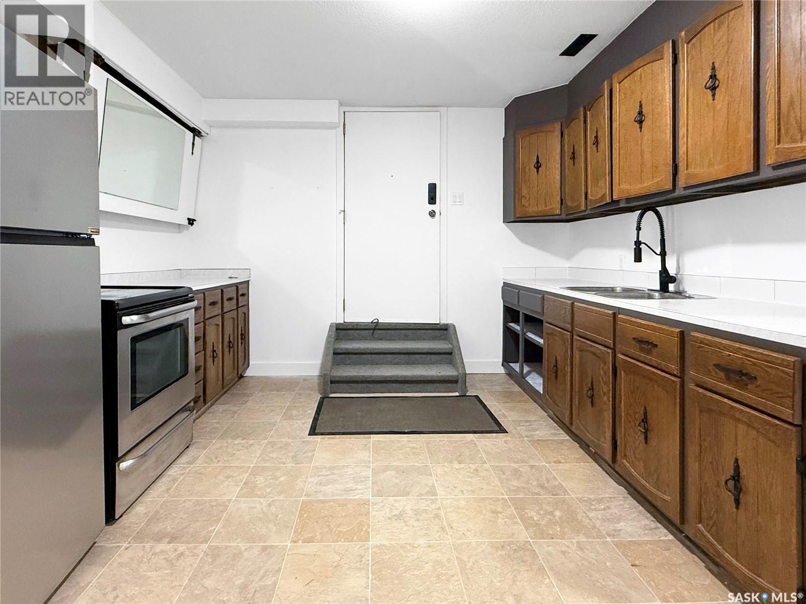 161 5Th Avenue Ne, Swift Current, SK - Indoor Photo Showing Kitchen With Double Sink