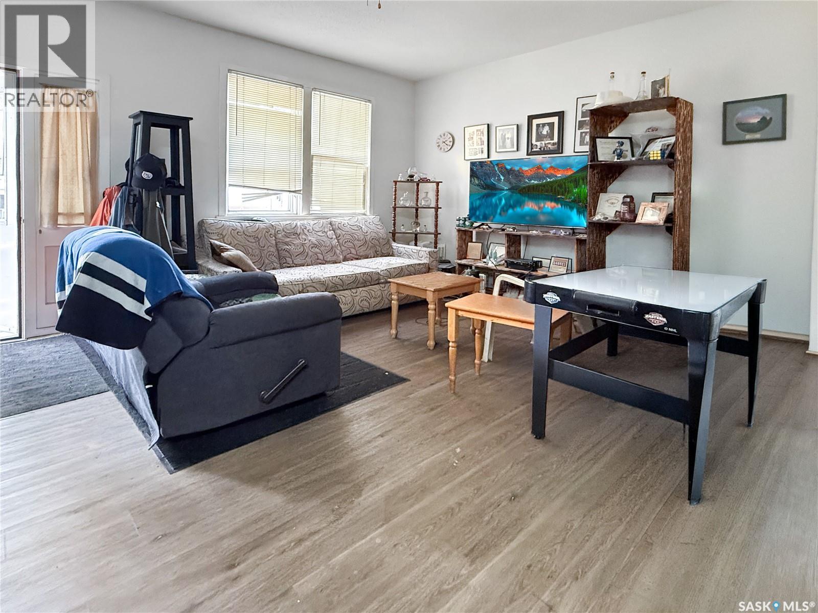161 5Th Avenue Ne, Swift Current, SK - Indoor Photo Showing Living Room