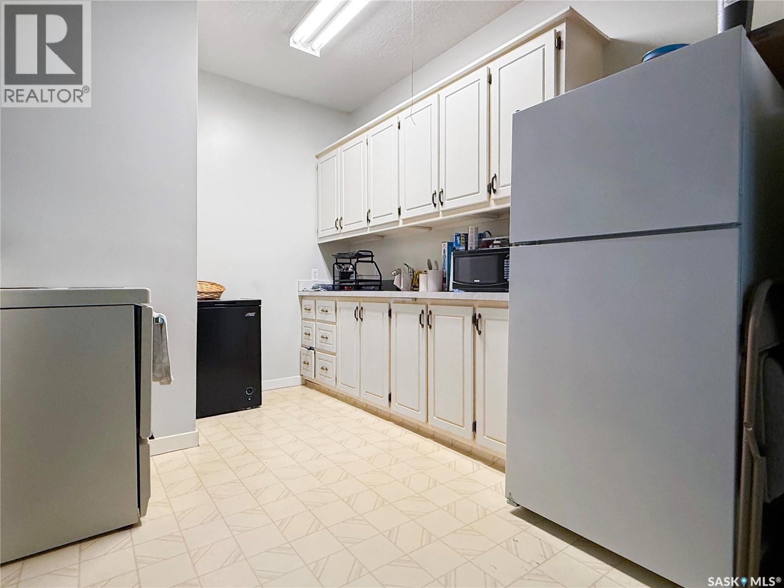 161 5Th Avenue Ne, Swift Current, SK - Indoor Photo Showing Kitchen