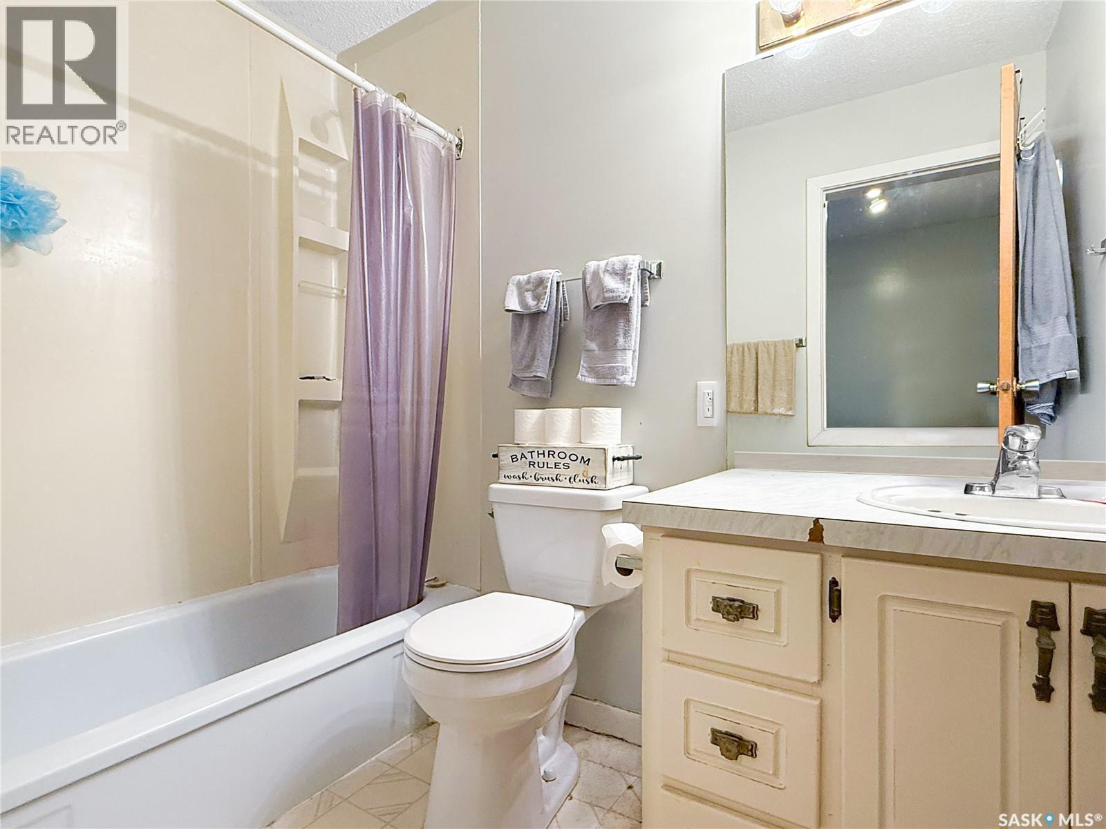 161 5Th Avenue Ne, Swift Current, SK - Indoor Photo Showing Bathroom