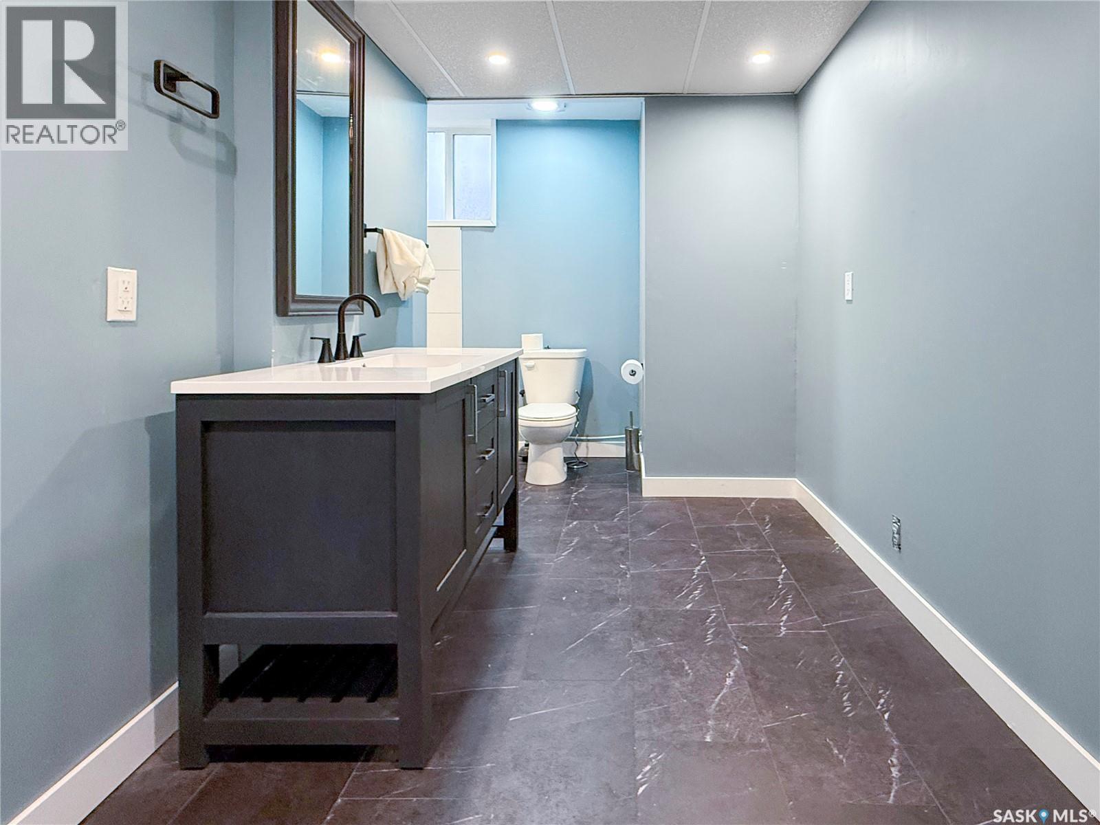 161 5Th Avenue Ne, Swift Current, SK - Indoor Photo Showing Bathroom