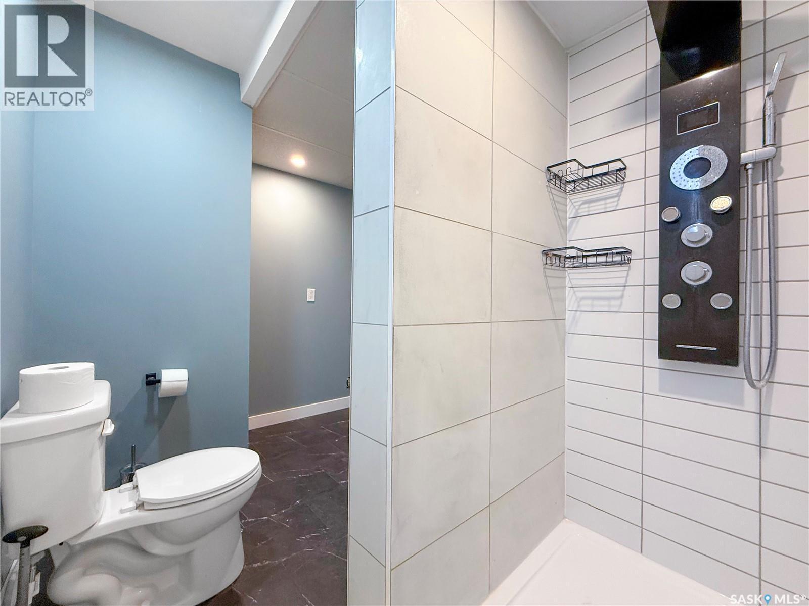 161 5Th Avenue Ne, Swift Current, SK - Indoor Photo Showing Bathroom