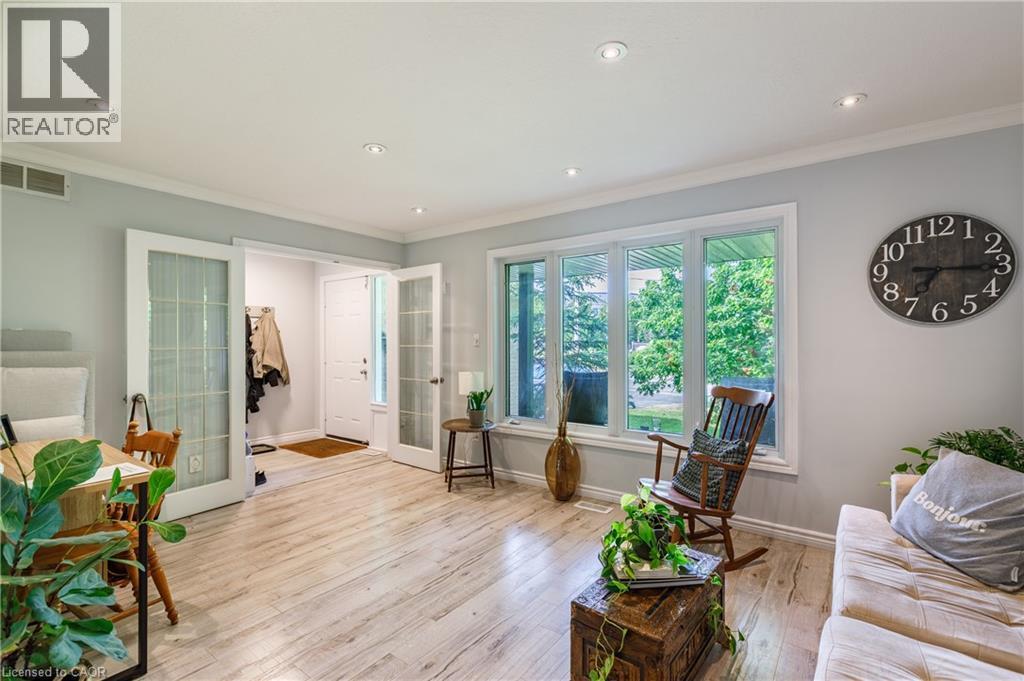 907 Doon Village Road, Kitchener, ON - Indoor Photo Showing Living Room