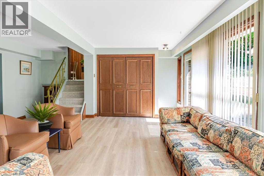69 Pleasant Avenue, Hamilton, ON - Indoor Photo Showing Living Room