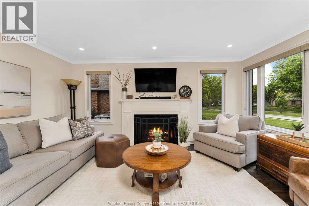 289 Ford Boulevard, Windsor, ON - Indoor Photo Showing Living Room With Fireplace
