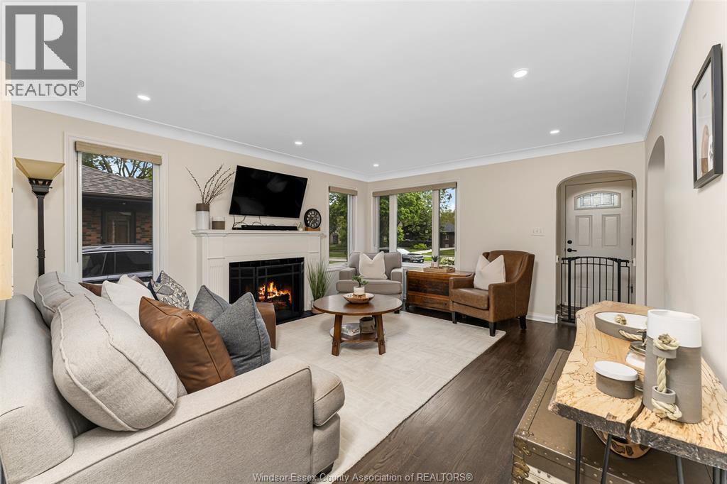 289 Ford Boulevard, Windsor, ON - Indoor Photo Showing Living Room With Fireplace