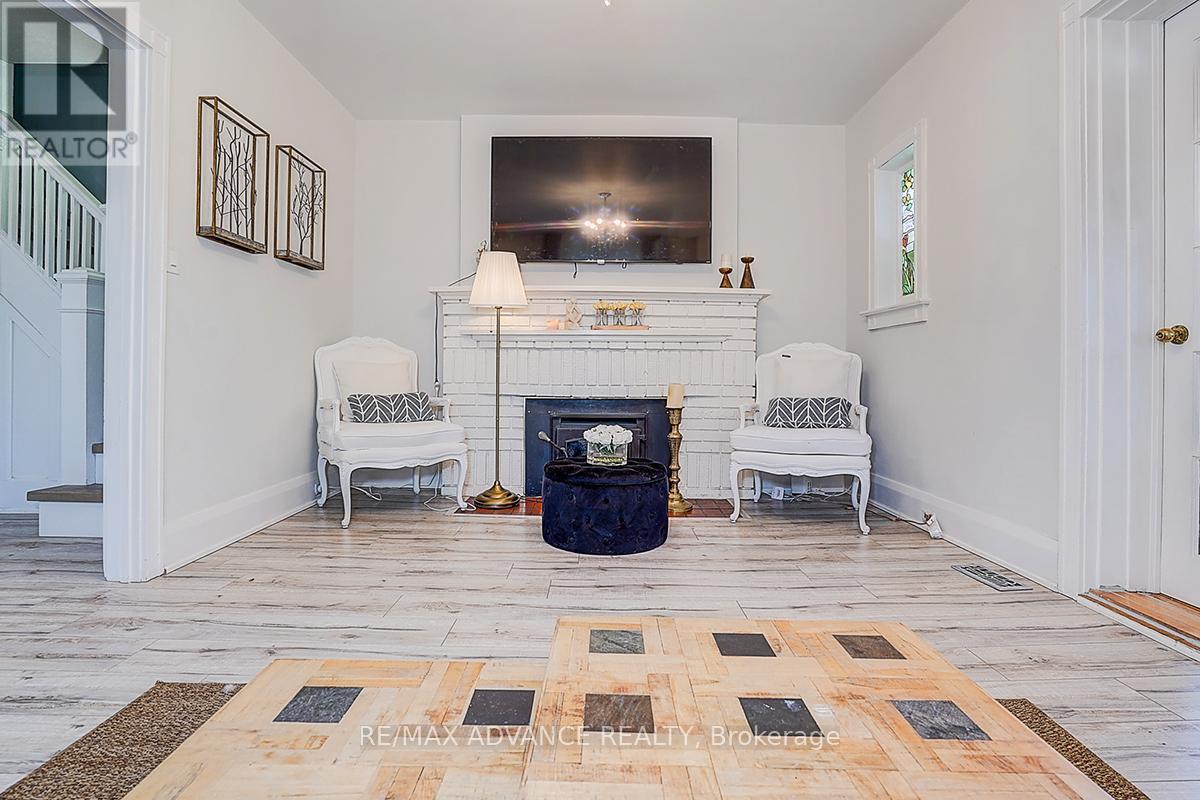 33 Castlefield Avenue, Toronto, ON - Indoor With Fireplace