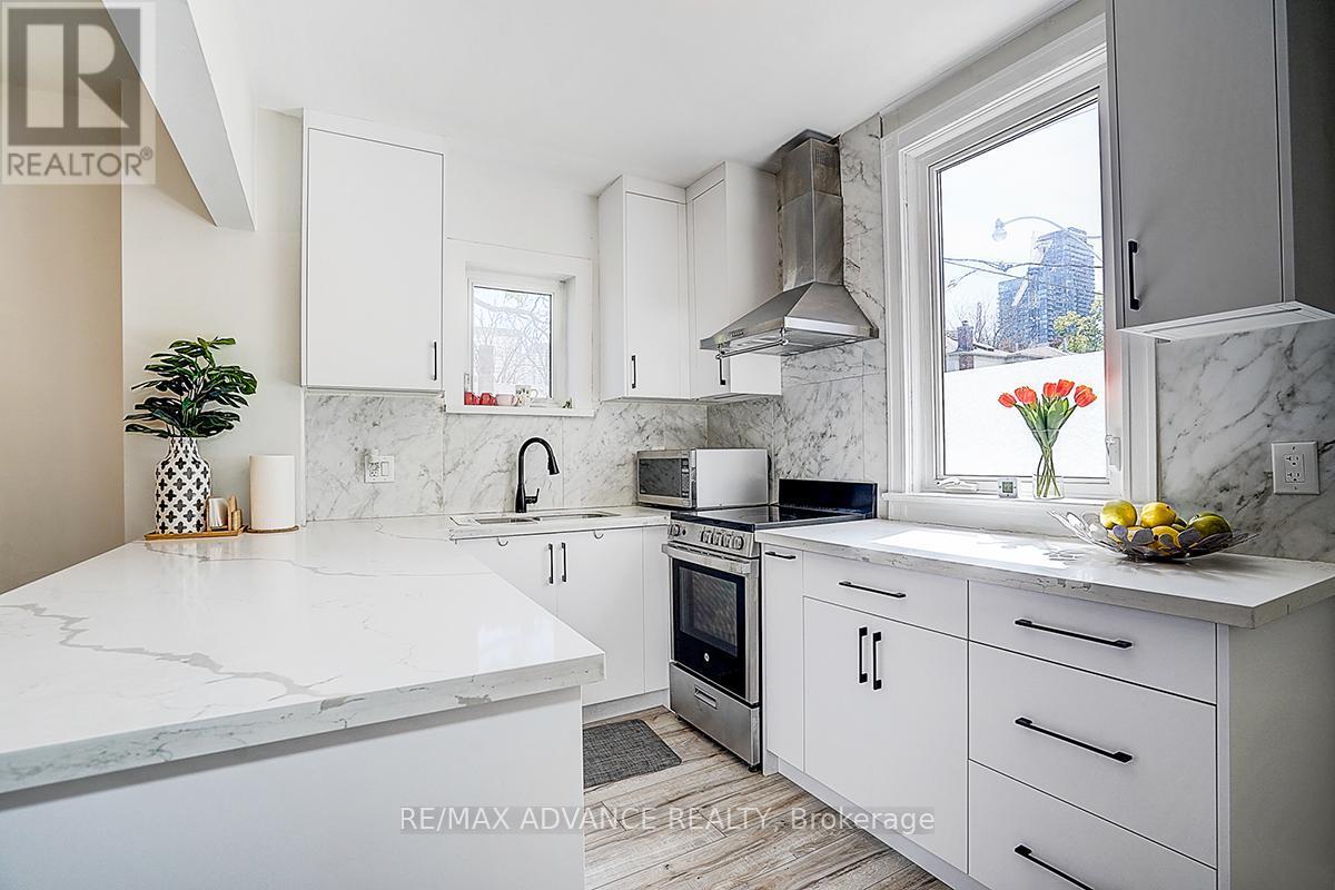 33 Castlefield Avenue, Toronto, ON - Indoor Photo Showing Kitchen