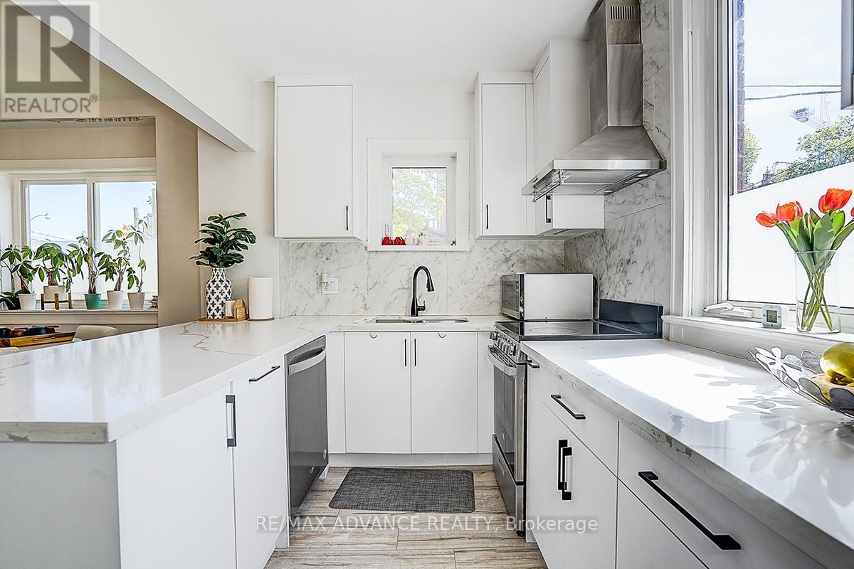 33 Castlefield Avenue, Toronto, ON - Indoor Photo Showing Kitchen