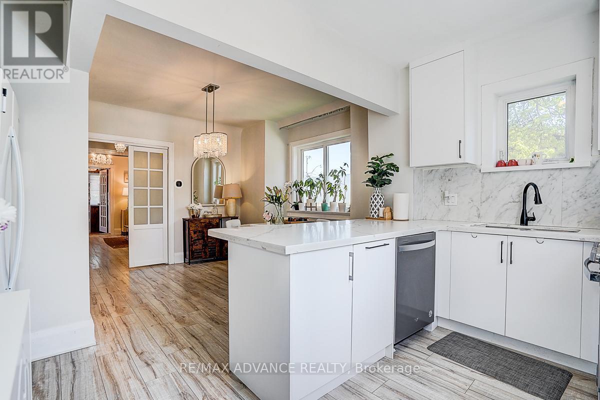 33 Castlefield Avenue, Toronto, ON - Indoor Photo Showing Kitchen With Upgraded Kitchen