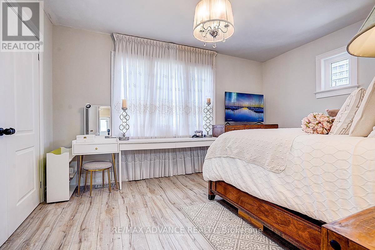 33 Castlefield Avenue, Toronto, ON - Indoor Photo Showing Bedroom