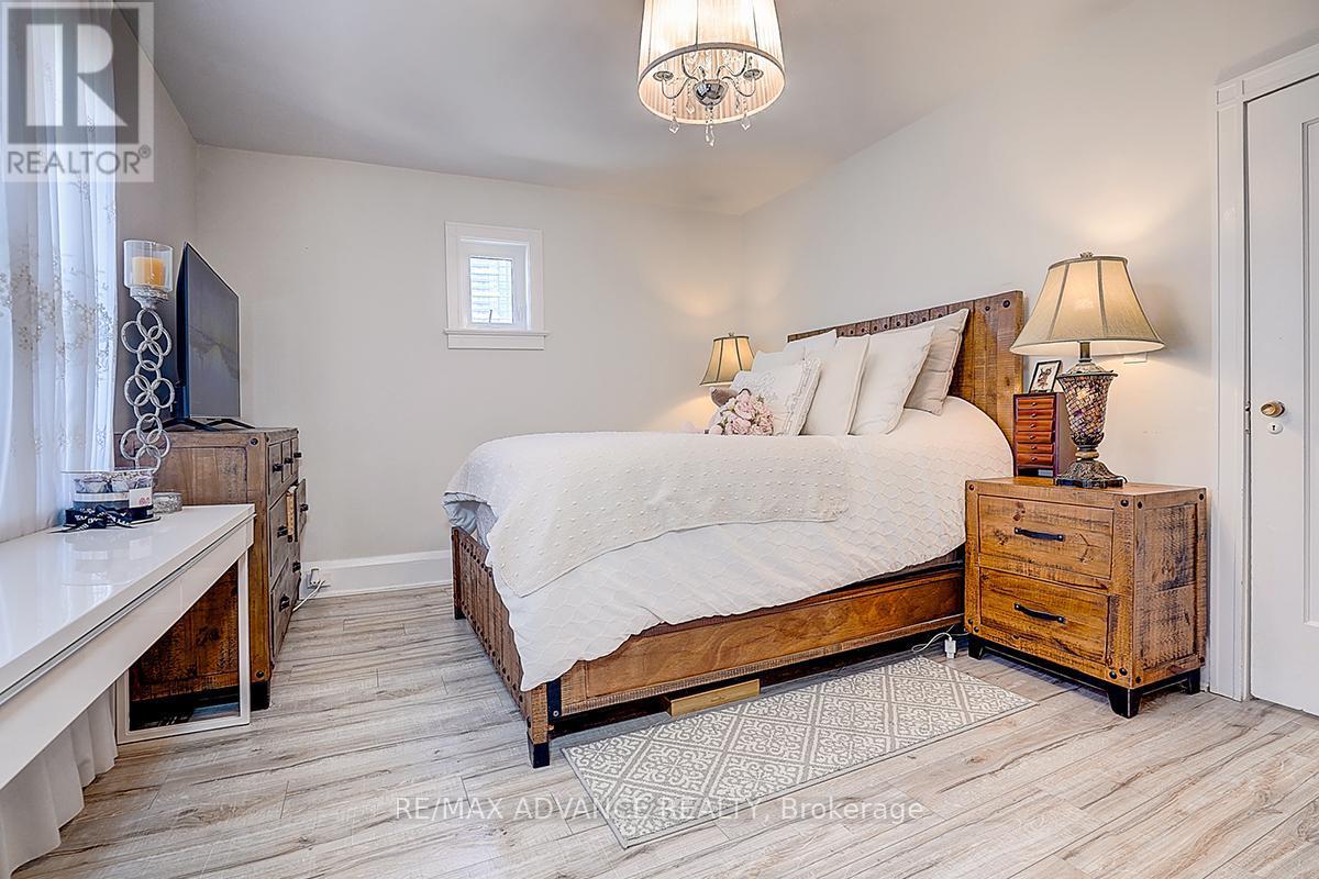 33 Castlefield Avenue, Toronto, ON - Indoor Photo Showing Bedroom