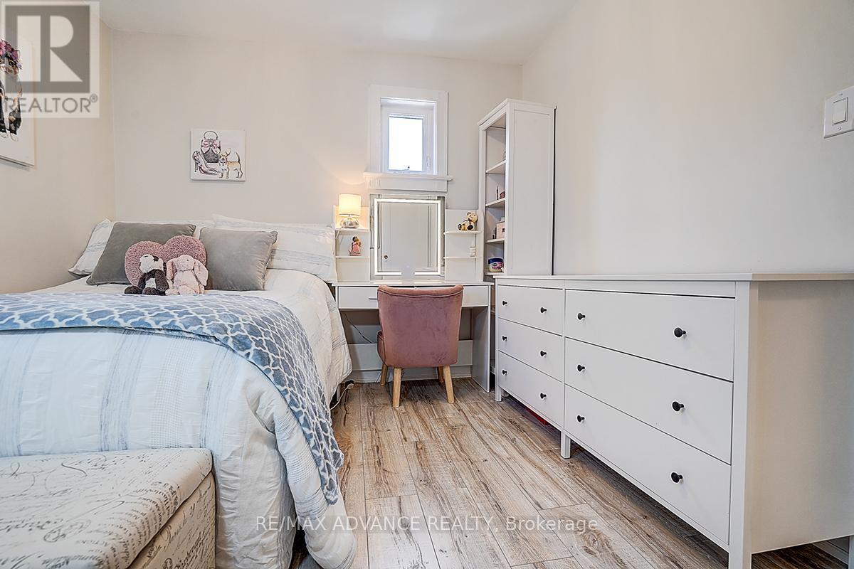 33 Castlefield Avenue, Toronto, ON - Indoor Photo Showing Bedroom