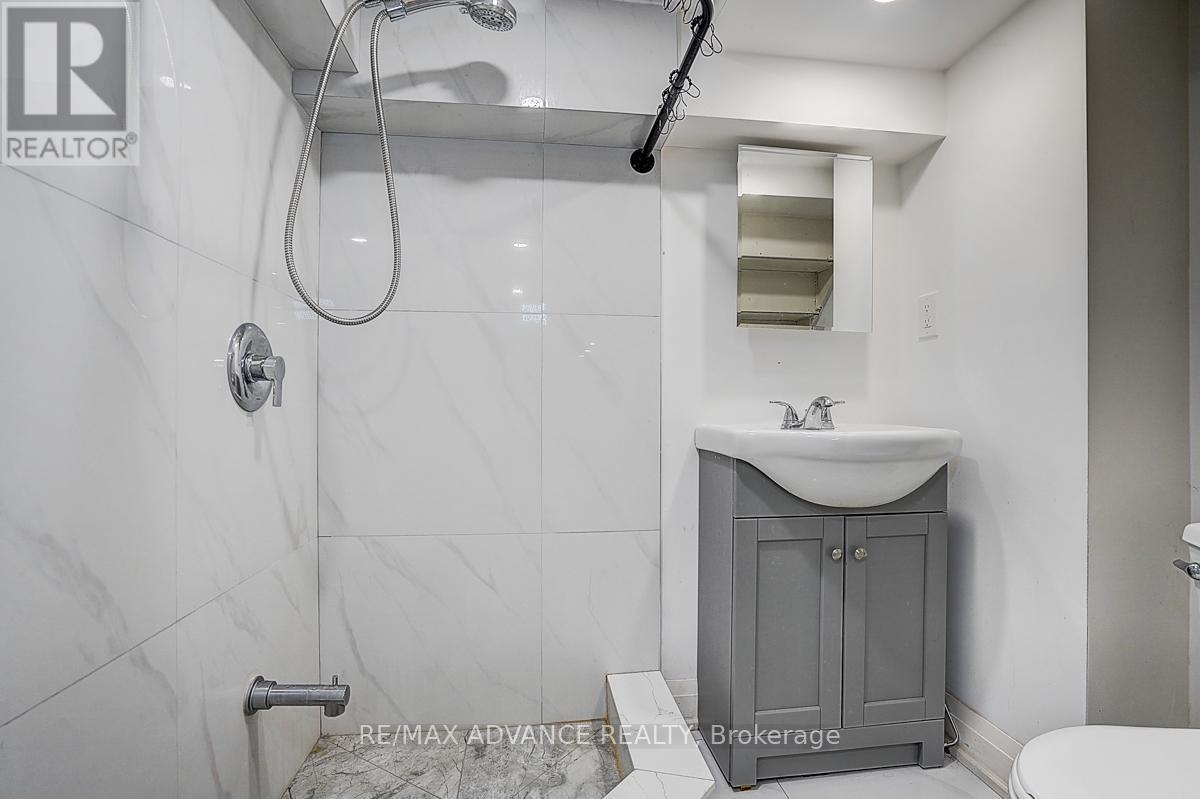 33 Castlefield Avenue, Toronto, ON - Indoor Photo Showing Bathroom