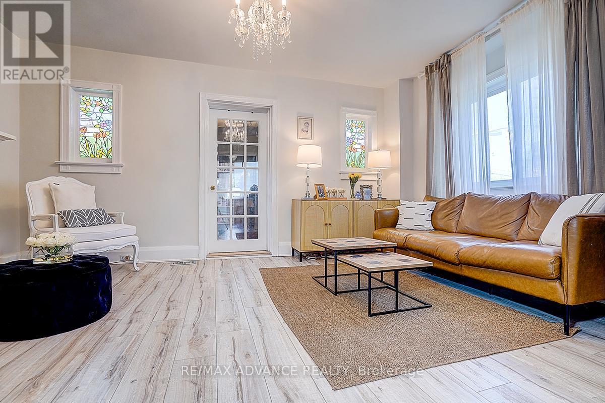 33 Castlefield Avenue, Toronto, ON - Indoor Photo Showing Living Room