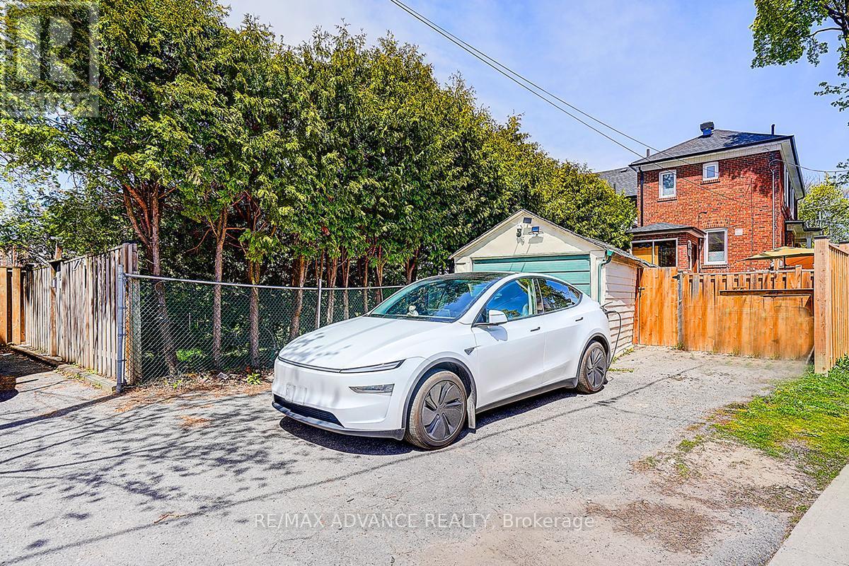 33 Castlefield Avenue, Toronto, ON - Outdoor