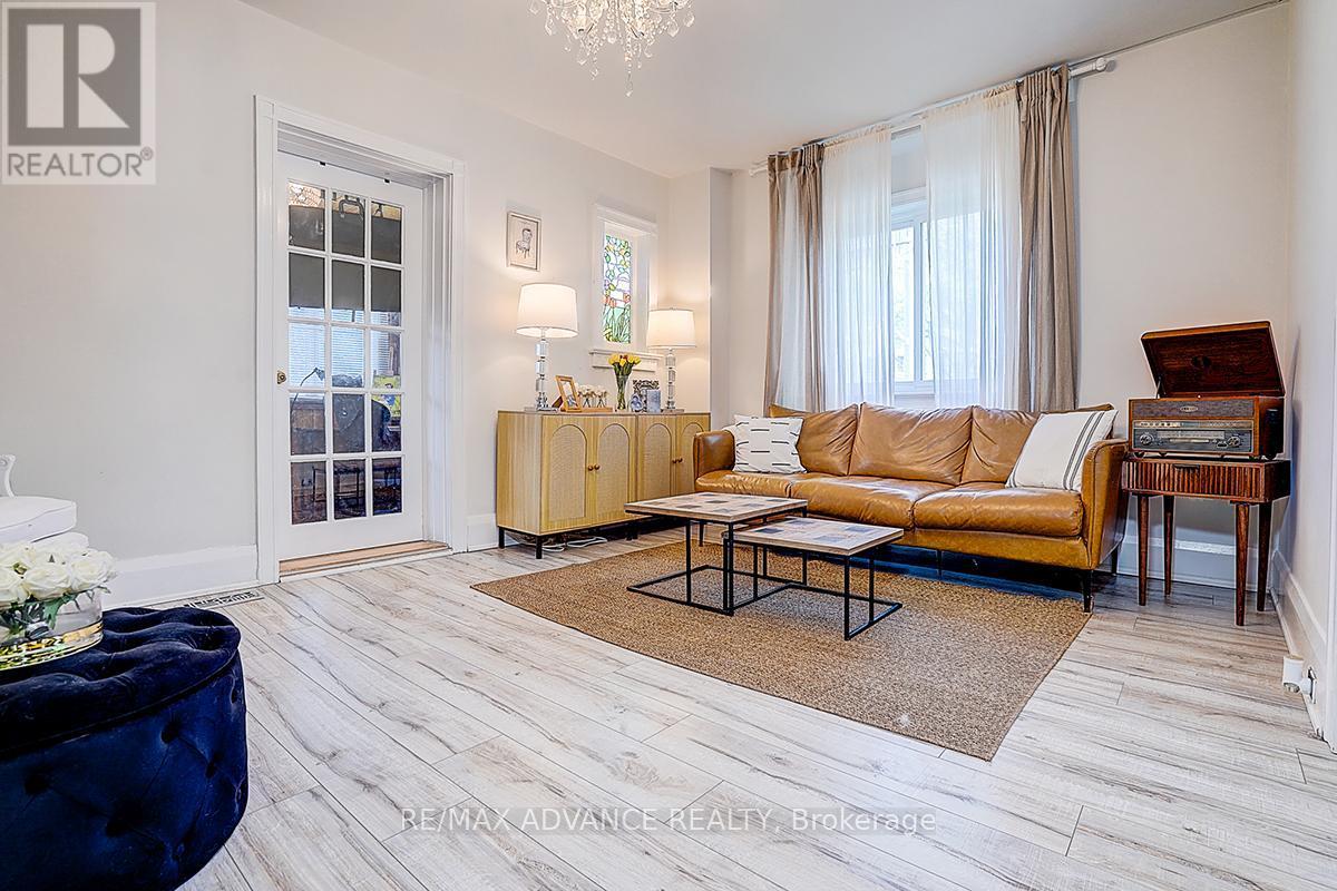33 Castlefield Avenue, Toronto, ON - Indoor Photo Showing Living Room