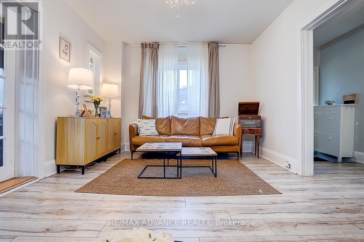 33 Castlefield Avenue, Toronto, ON - Indoor Photo Showing Living Room