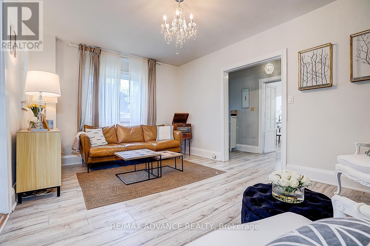 33 Castlefield Avenue, Toronto, ON - Indoor Photo Showing Living Room
