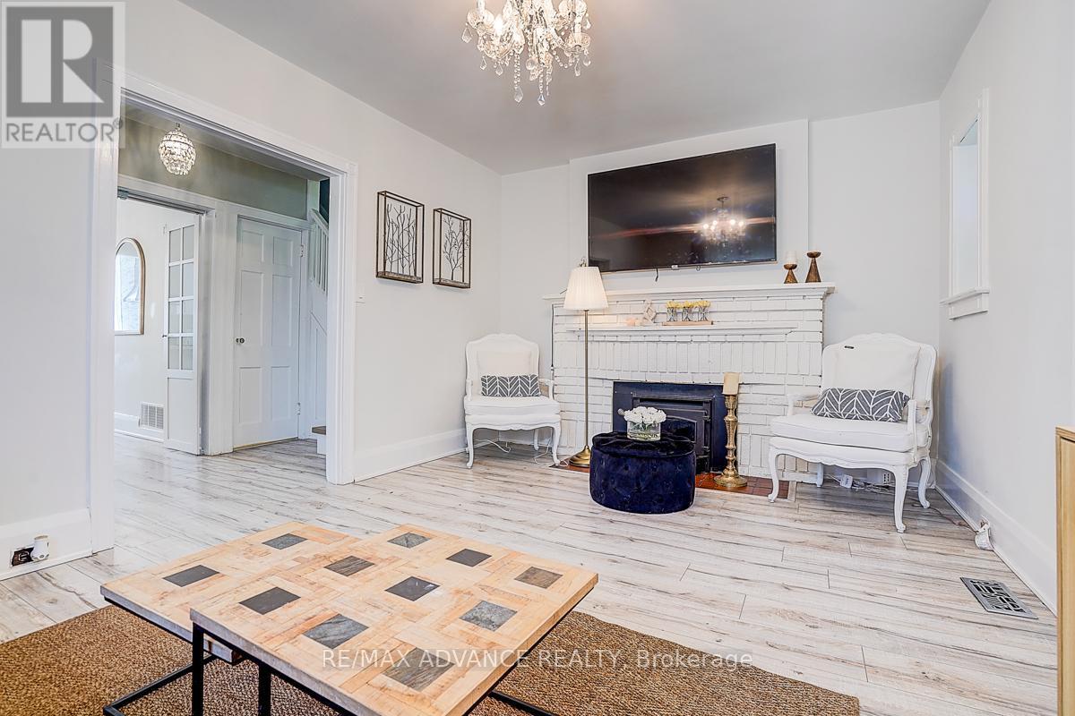 33 Castlefield Avenue, Toronto, ON - Indoor With Fireplace
