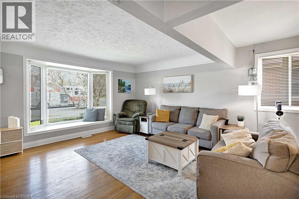 Living area featuring a large bay window with integrated window seating, hardwood flooring, and light-toned walls - 371 Ottawa Street S, Kitchener, ON - Indoor Photo Showing Living Room