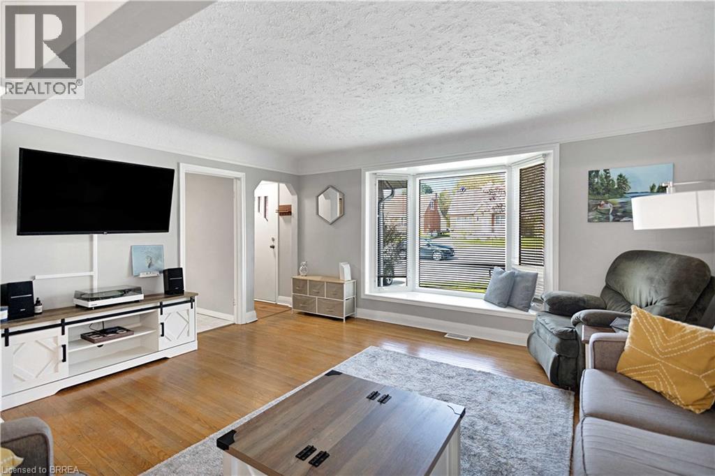 Living area featuring wood-finish flooring, a broad bay window with a window seat, and neutral wall tones - 371 Ottawa Street S, Kitchener, ON - Indoor Photo Showing Dining Room