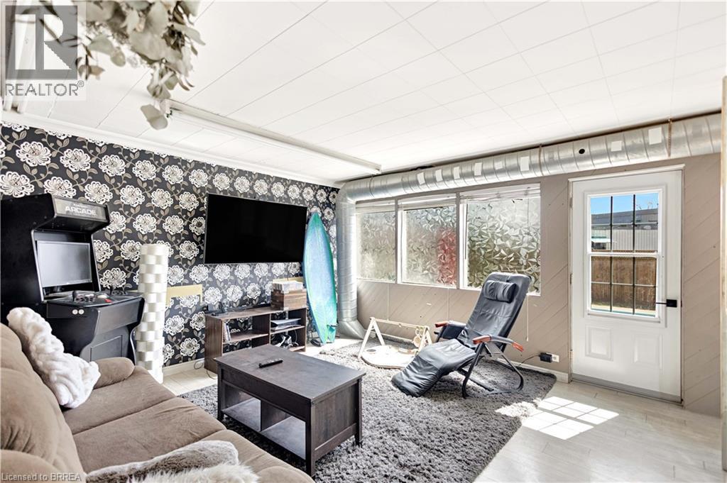 Living area featuring a distinctive floral accent wall - 371 Ottawa Street S, Kitchener, ON - Indoor Photo Showing Other Room
